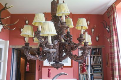 FORÊT-NOIRE, lustre en bois sculpté, décor...