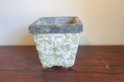 Cache-pot en pierre, décor de lambrequins...