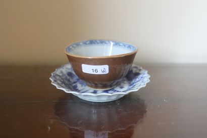 CHINE, un pochon (4,5x7,5 cm, ébréché) et...