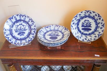 CHINE, suite de six assiettes en porcelaine,...