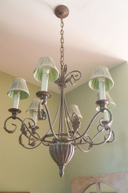 Lustre à six bras de lumière, décor de volutes,...
