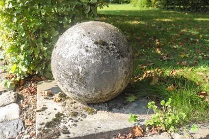 Paire de boules anciennes en pierre, ht +/-...