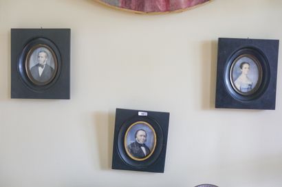Ensemble de trois miniatures : deux portraits...