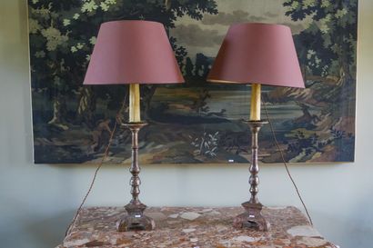 Paire de bougeoirs montés en lampe en bois...