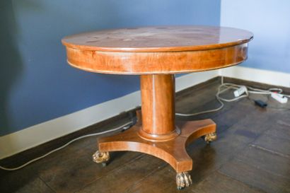 Table ronde en acajou blond avec piétement...