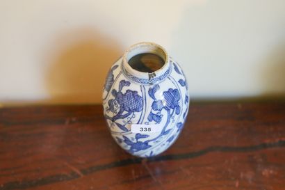 CHINE, potiche balustre en porcelaine blanche,...
