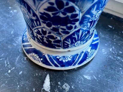 CHINE, paire de vases en porcelaine blanche,...