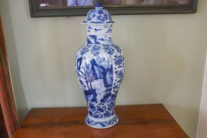 CHINE, potiche couverte en porcelaine blanche...