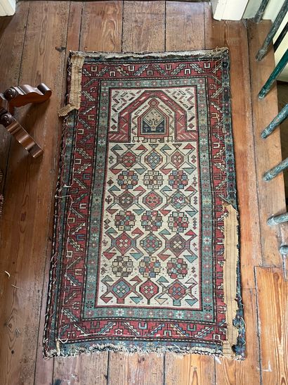 Tapis d'Orient, décor géométrique sur fond...