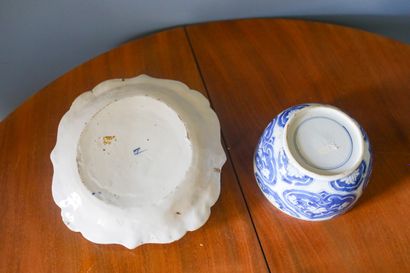 PAYS-BAS, DELFT, beurrier en faïence, décor...