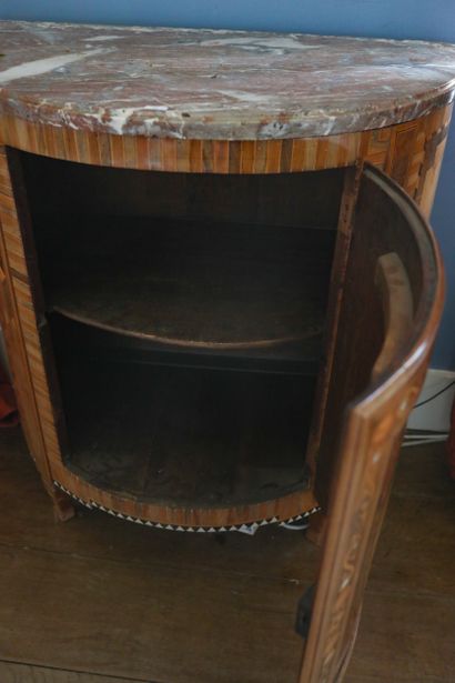 Commode demi-lune en bois marqueté à une...