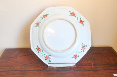 CHINE, famille verte, plat octogonal en porcelaine,...