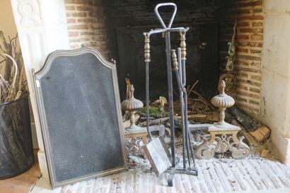 Nécessaire d'âtre, paire de chenets et pare-feu...