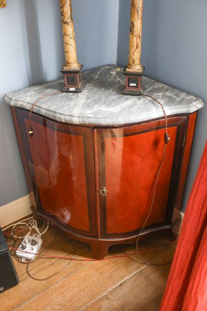 Paire d'encoignures en acajou, XIXème, 89x66x90...