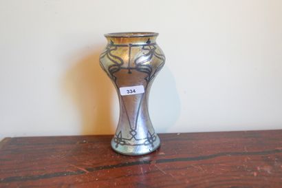 Vase en verre irisé, décor Art nouveau en...