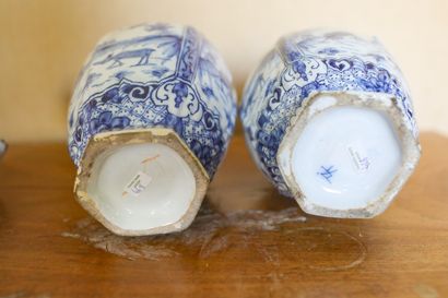 PAYS-BAS, DELFT, deux potiches couvertes...