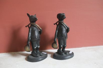 Deux figurines en bronze patiné 