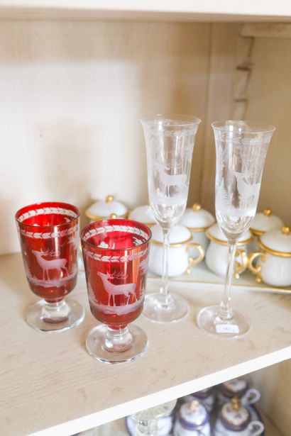 Lot de quatre verres à décor de cerfs.