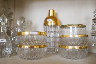 Lot en verre et métal doré : un shaker et...