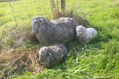 Ensemble de trois moutons en pierre, un grand,...
