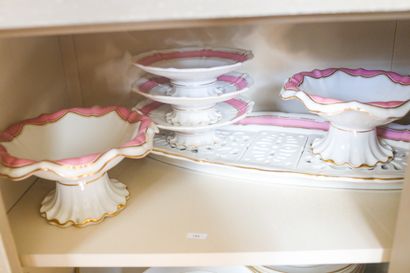 Lot de plats de service en porcelaine, décor...