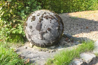 Paire de boules anciennes en pierre, ht +/-...