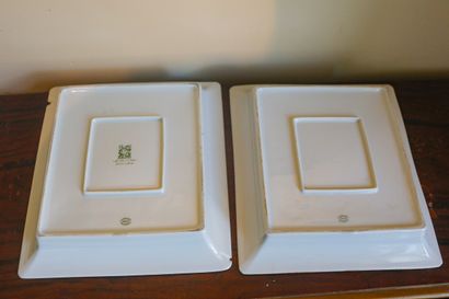 Trois vide-poches en porcelaine, décors polychromes...