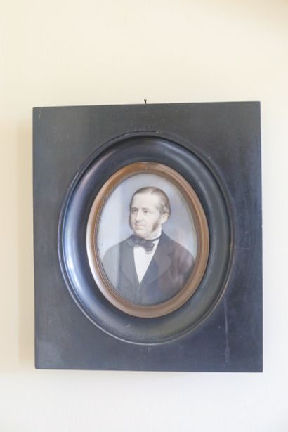 Ensemble de trois miniatures : deux portraits...