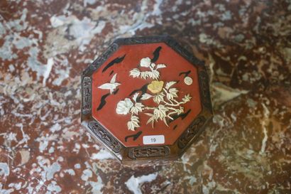 JAPON, boîte en bois exotique à décor floral...