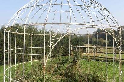 Petit pavillon de jardin : pergola en fer...