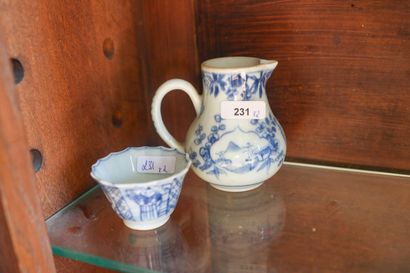 CHINE, pot à lait et petit pochon en porcelaine...