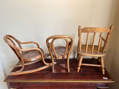 Trois sièges miniatures pour poupée en bois,...