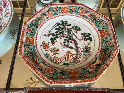 CHINE, famille verte, plat octogonal en porcelaine,...