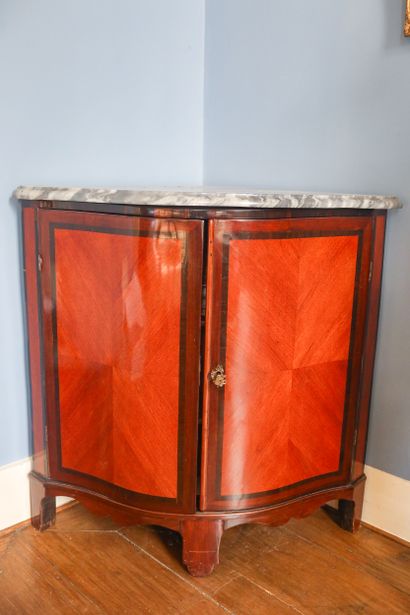 Paire d'encoignures en acajou, XIXème, 89x66x90...