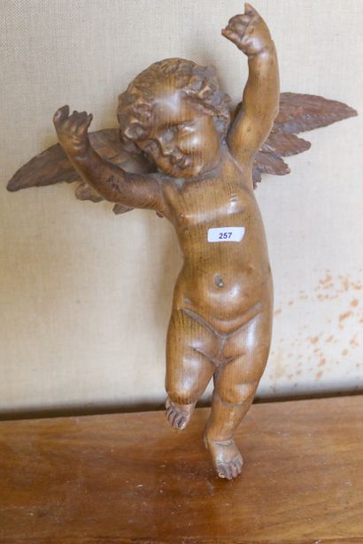 Amour en bois sculpté, 31x12,5x29,5 cm.