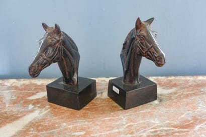 Paire de serre-livres aux têtes de cheval...