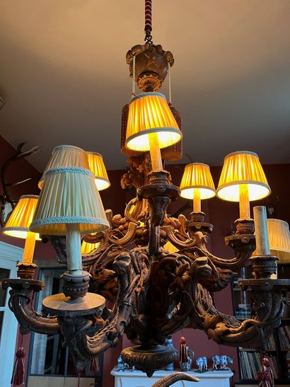 FORÊT-NOIRE, lustre en bois sculpté, décor...