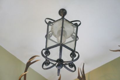 Importante lanterne en fer forgé, décor de...