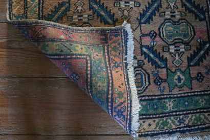 Tapis de couloir d'Orient, décor stylisé...