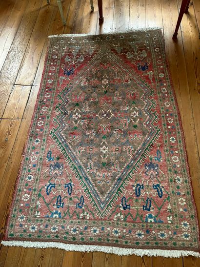 Tapis d'orient à décor polychrome géométrique...