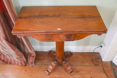 Console formant table à jeu en acajou, piétement...