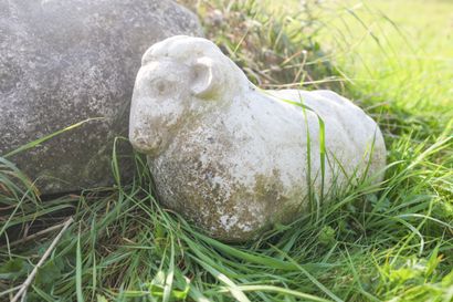 Ensemble de trois moutons en pierre, un grand,...