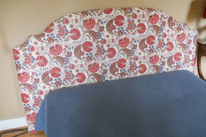 Tête de lit garnie d'un tissu floral (avec...