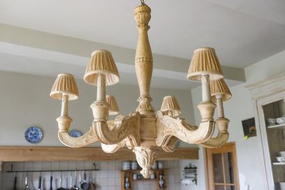 Lustre à six bras de lumière en bois patiné...