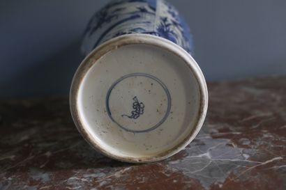 CHINE, paire de vases en porcelaine blanche,...