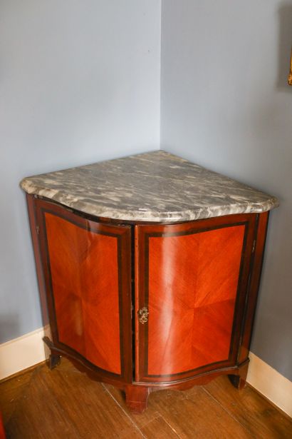 Paire d'encoignures en acajou, XIXème, 89x66x90...