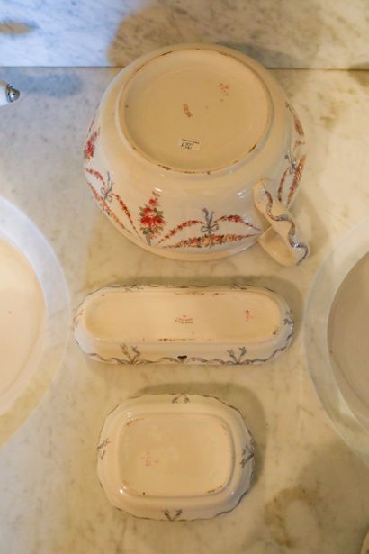 Nécessaire de toilette en faïence anglaise,...