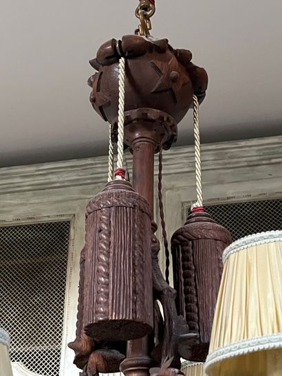 FORÊT-NOIRE, lustre en bois sculpté, décor...