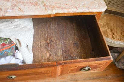 Commode à trois tiroirs en bois marqueté...