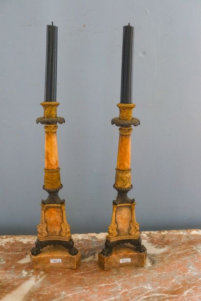 Paire de bougeoirs, Charles X, en marbre...